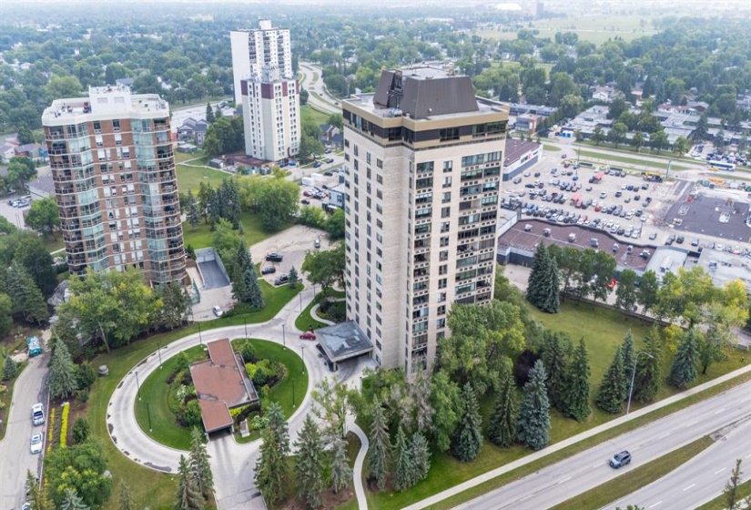 200 Tuxedo, 1 Bedroom Bedrooms, 8 Room Rooms,2 BathroomBathrooms,Condominium,For Sale,Tuxedo,0