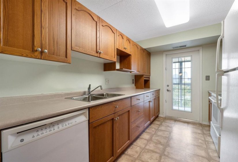 500 Tache, 2 Bedroom Bedrooms, 9 Room Rooms,2 BathroomBathrooms,Condominium,For Sale,Tache,0