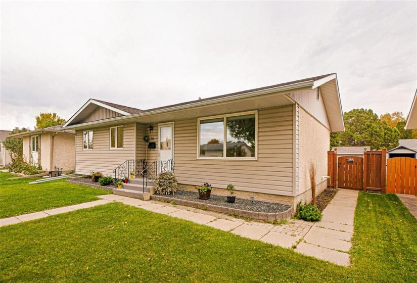 66 Meighen, 3 Bedroom Bedrooms, 12 Room Rooms,1 BathroomBathrooms,Residential,For Sale,Meighen,0