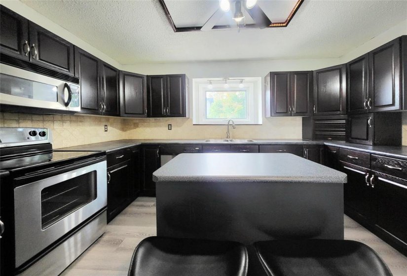 27 Olford, 3 Bedroom Bedrooms, 14 Room Rooms,2 BathroomBathrooms,Residential,For Sale,Olford,0
