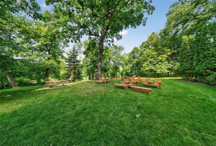 300 Roslyn, 2 Bedroom Bedrooms, 6 Room Rooms,1 BathroomBathrooms,Condominium,For Sale,Roslyn,0