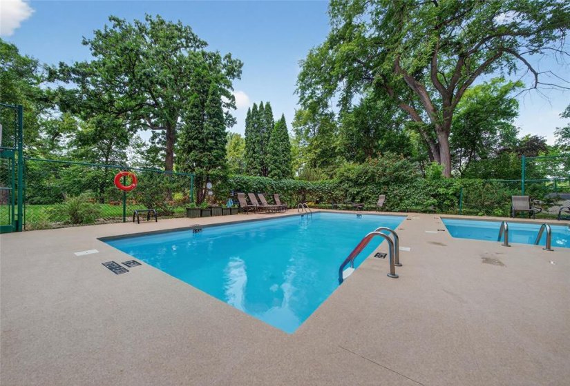 300 Roslyn, 2 Bedroom Bedrooms, 6 Room Rooms,1 BathroomBathrooms,Condominium,For Sale,Roslyn,0