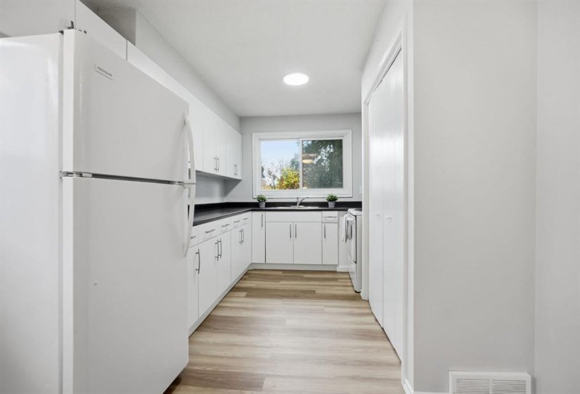 212 Lake Ridge, 4 Bedroom Bedrooms, 9 Room Rooms,2 BathroomBathrooms,Residential,For Sale,Lake Ridge,0