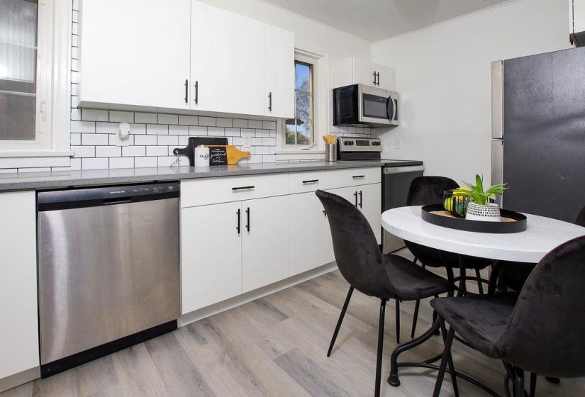 443 Tinniswood, 3 Bedroom Bedrooms, 8 Room Rooms,0,Residential,For Sale,Tinniswood,0