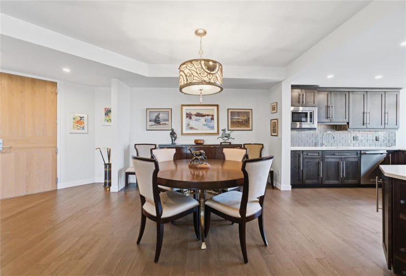 180 Tuxedo, 2 Bedroom Bedrooms, 9 Room Rooms,2 BathroomBathrooms,Condominium,For Sale,Tuxedo,0