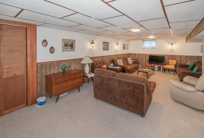 827 Peake, 3 Bedroom Bedrooms, 9 Room Rooms,2 BathroomBathrooms,Residential,For Sale,Peake,0