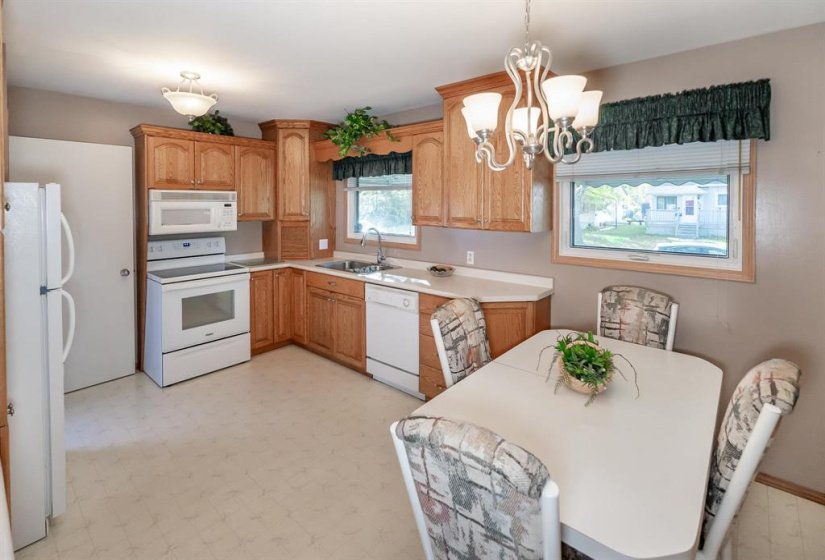 827 Peake, 3 Bedroom Bedrooms, 9 Room Rooms,2 BathroomBathrooms,Residential,For Sale,Peake,0