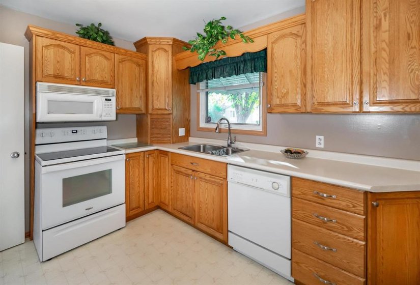 827 Peake, 3 Bedroom Bedrooms, 9 Room Rooms,2 BathroomBathrooms,Residential,For Sale,Peake,0