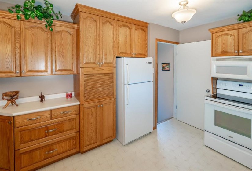 827 Peake, 3 Bedroom Bedrooms, 9 Room Rooms,2 BathroomBathrooms,Residential,For Sale,Peake,0