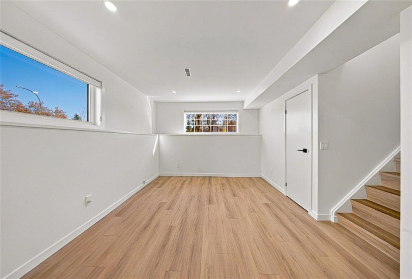 417 Burland, 4 Bedroom Bedrooms, 13 Room Rooms,2 BathroomBathrooms,Residential,For Sale,Burland,0