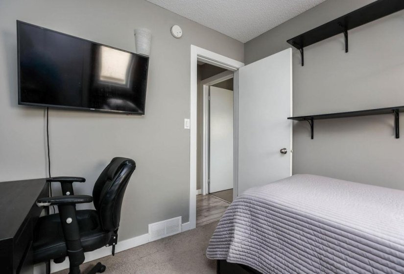 169 Southglen, 3 Bedroom Bedrooms, 13 Room Rooms,2 BathroomBathrooms,Residential,For Sale,Southglen,0