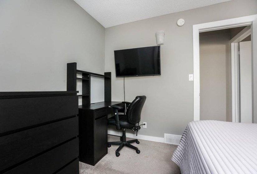 169 Southglen, 3 Bedroom Bedrooms, 13 Room Rooms,2 BathroomBathrooms,Residential,For Sale,Southglen,0