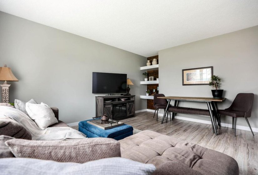 169 Southglen, 3 Bedroom Bedrooms, 13 Room Rooms,2 BathroomBathrooms,Residential,For Sale,Southglen,0