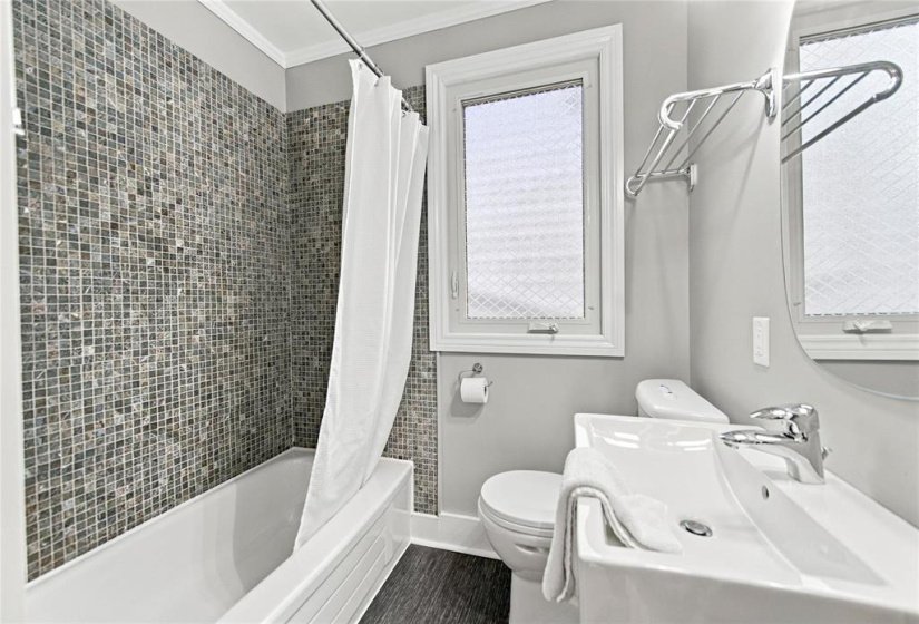 403 Niagara, 2 Bedroom Bedrooms, 9 Room Rooms,1 BathroomBathrooms,Residential,For Sale,Niagara,0