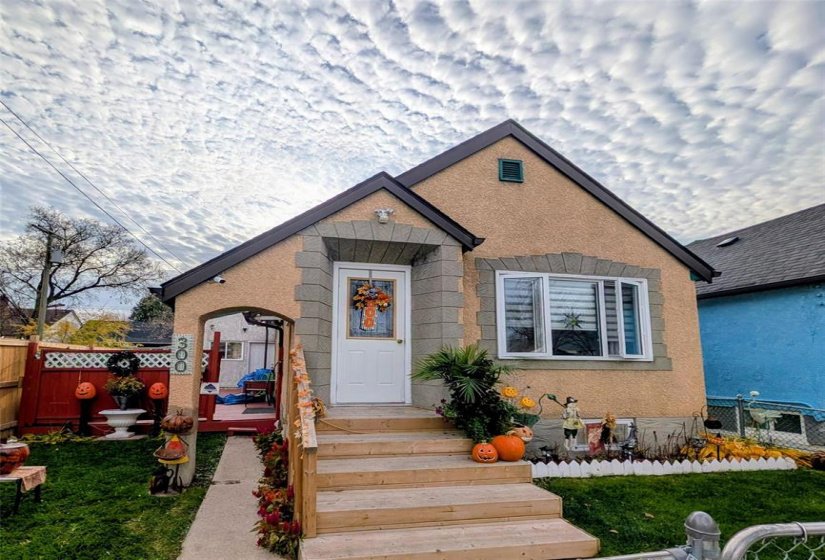 300 Burrows, 1 Bedroom Bedrooms, 8 Room Rooms,2 BathroomBathrooms,Residential,For Sale,Burrows,0