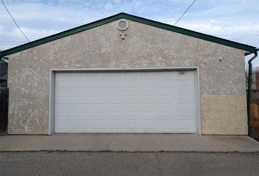 300 Burrows, 1 Bedroom Bedrooms, 8 Room Rooms,2 BathroomBathrooms,Residential,For Sale,Burrows,0