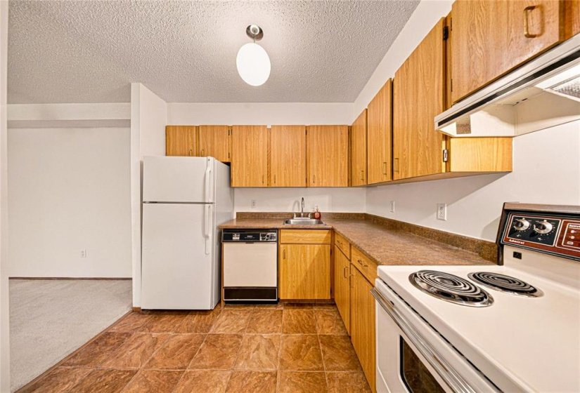 658 Kenaston, 2 Bedroom Bedrooms, 6 Room Rooms,1 BathroomBathrooms,Condominium,For Sale,Kenaston,0