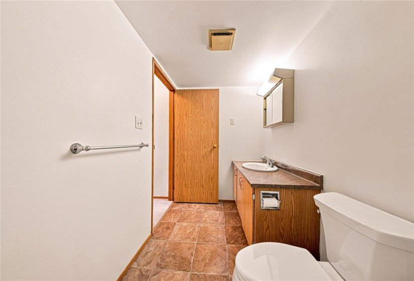 658 Kenaston, 2 Bedroom Bedrooms, 6 Room Rooms,1 BathroomBathrooms,Condominium,For Sale,Kenaston,0