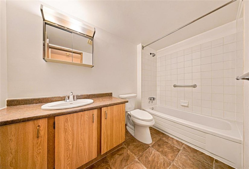 658 Kenaston, 2 Bedroom Bedrooms, 6 Room Rooms,1 BathroomBathrooms,Condominium,For Sale,Kenaston,0