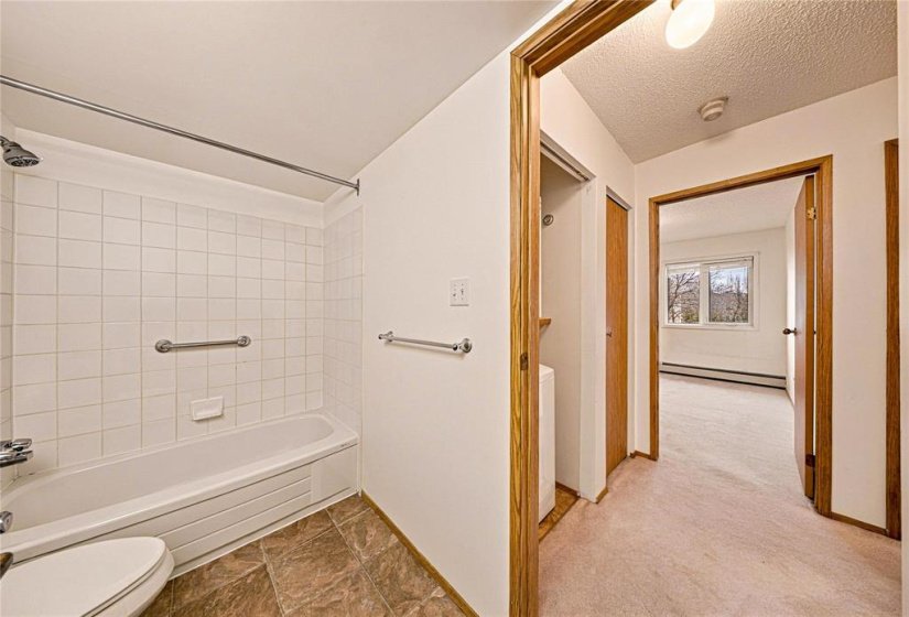 658 Kenaston, 2 Bedroom Bedrooms, 6 Room Rooms,1 BathroomBathrooms,Condominium,For Sale,Kenaston,0