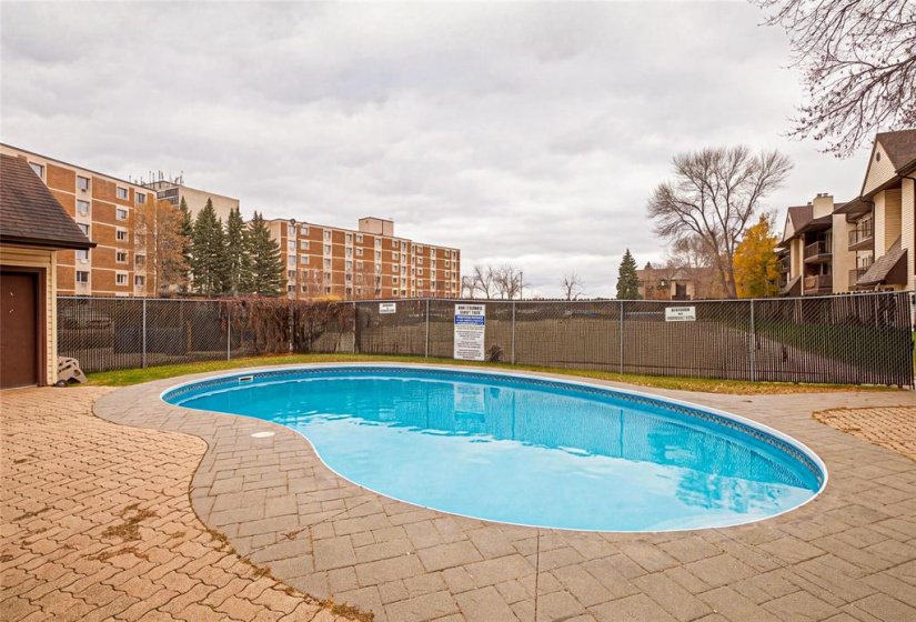 658 Kenaston, 2 Bedroom Bedrooms, 6 Room Rooms,1 BathroomBathrooms,Condominium,For Sale,Kenaston,0