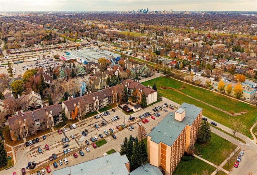 658 Kenaston, 2 Bedroom Bedrooms, 6 Room Rooms,1 BathroomBathrooms,Condominium,For Sale,Kenaston,0