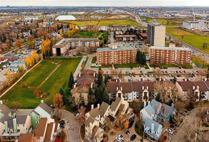 658 Kenaston, 2 Bedroom Bedrooms, 6 Room Rooms,1 BathroomBathrooms,Condominium,For Sale,Kenaston,0