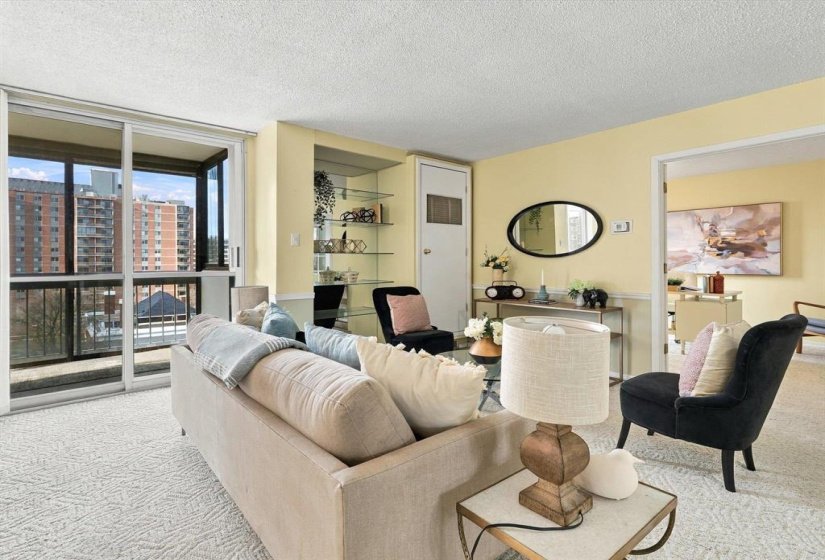 188 Roslyn, 2 Bedroom Bedrooms, 6 Room Rooms,1 BathroomBathrooms,Condominium,For Sale,Roslyn,0