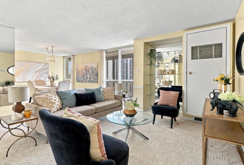 188 Roslyn, 2 Bedroom Bedrooms, 6 Room Rooms,1 BathroomBathrooms,Condominium,For Sale,Roslyn,0