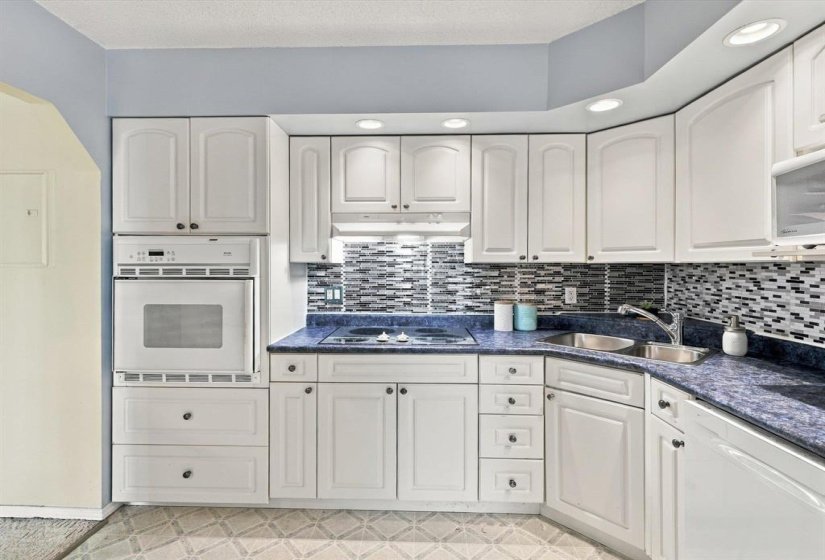 188 Roslyn, 2 Bedroom Bedrooms, 6 Room Rooms,1 BathroomBathrooms,Condominium,For Sale,Roslyn,0