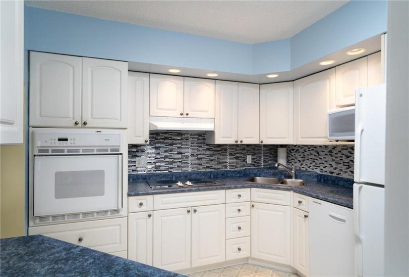 188 Roslyn, 2 Bedroom Bedrooms, 6 Room Rooms,1 BathroomBathrooms,Condominium,For Sale,Roslyn,0