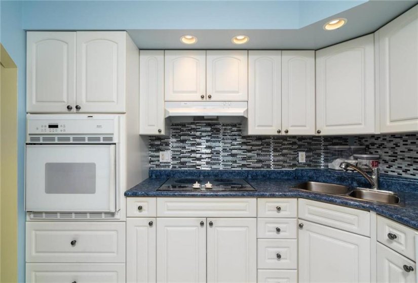 188 Roslyn, 2 Bedroom Bedrooms, 6 Room Rooms,1 BathroomBathrooms,Condominium,For Sale,Roslyn,0