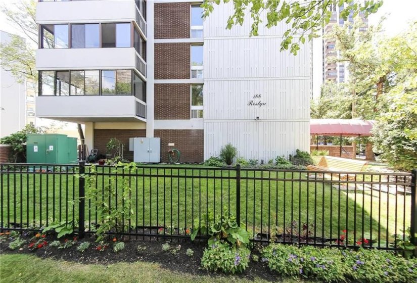 188 Roslyn, 2 Bedroom Bedrooms, 6 Room Rooms,1 BathroomBathrooms,Condominium,For Sale,Roslyn,0