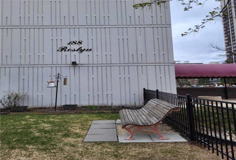 188 Roslyn, 2 Bedroom Bedrooms, 6 Room Rooms,1 BathroomBathrooms,Condominium,For Sale,Roslyn,0